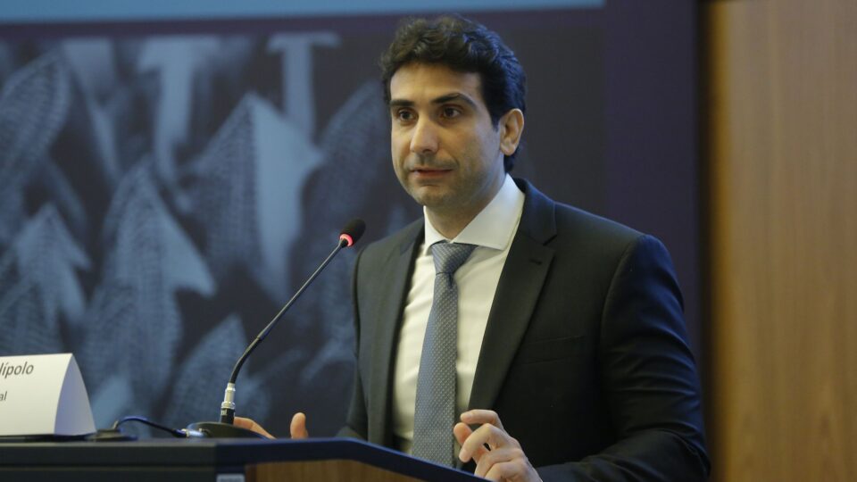 selic-sobe-com-tensao-externa,-economia-aquecida-e-governo-irresponsavel