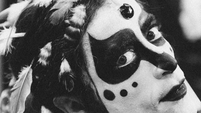 quem-se-apresentou-primeiro-com-os-rostos-pintados:-secos-e-molhados-ou-kiss?