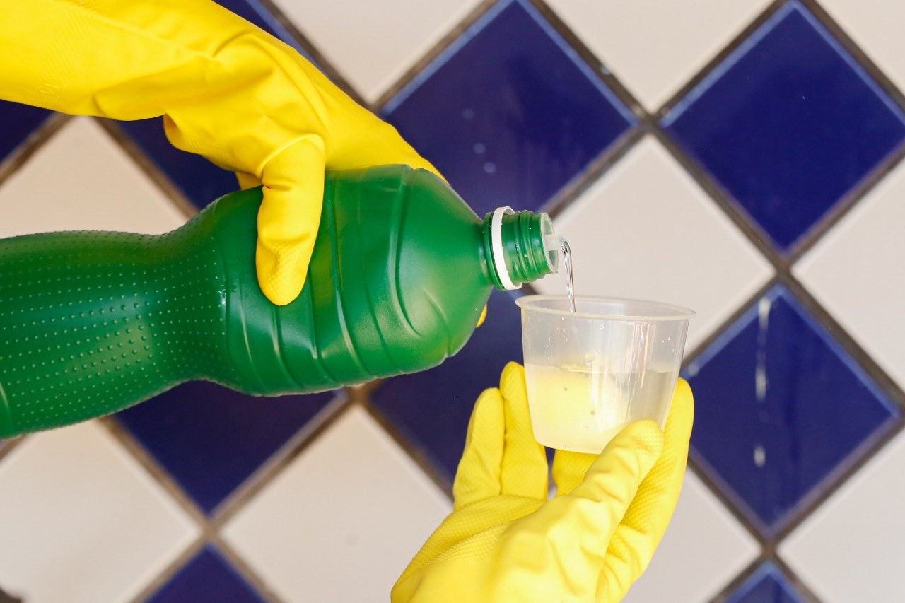 vai-limpar-a-casa?-nunca-misture-agua-sanitaria-e-alcool;-professores-explicam-por-que