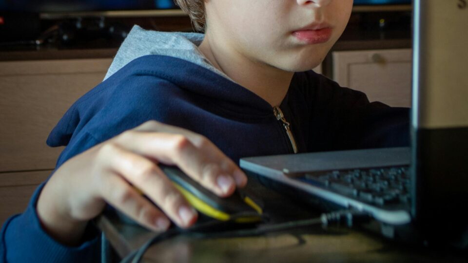 europa-da-passo-decisivo-pela-protecao-de-menores-na-internet