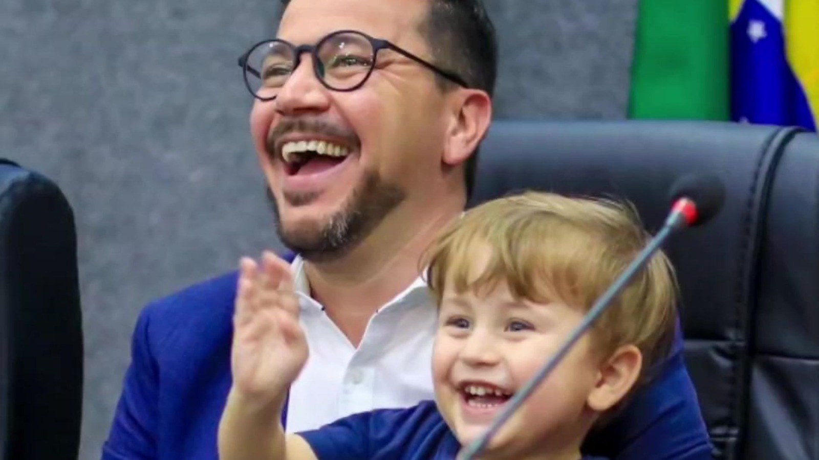 filho-de-deputado-rouba-a-cena-com-momento-de-fofura-na-alep