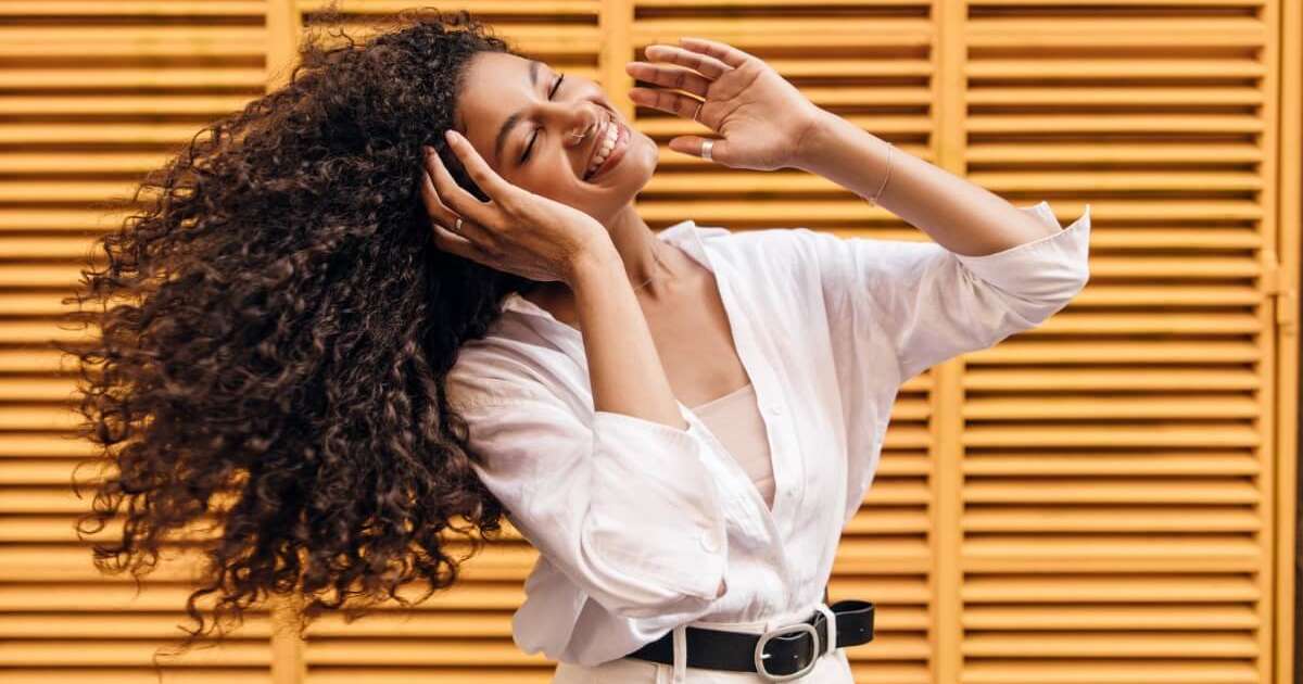 cachos-definidos:-5-dicas-para-realcar-a-curvatura-do-cabelo