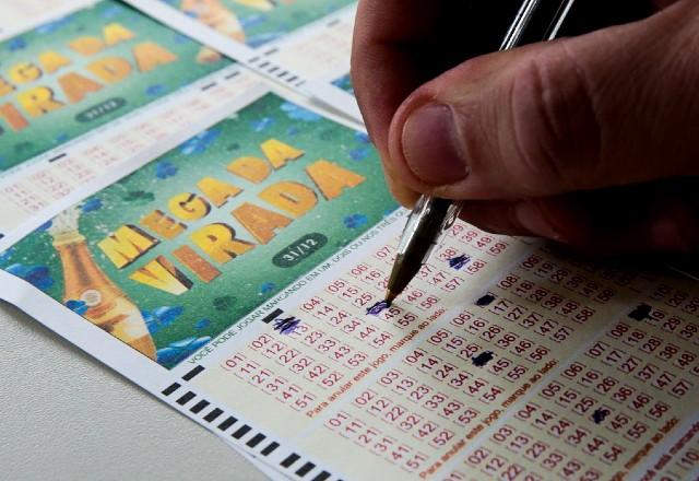 confira-as-dezenas-sorteadas-na-mega-da-virada,-com-premio-de-r$-1,09-bilhao