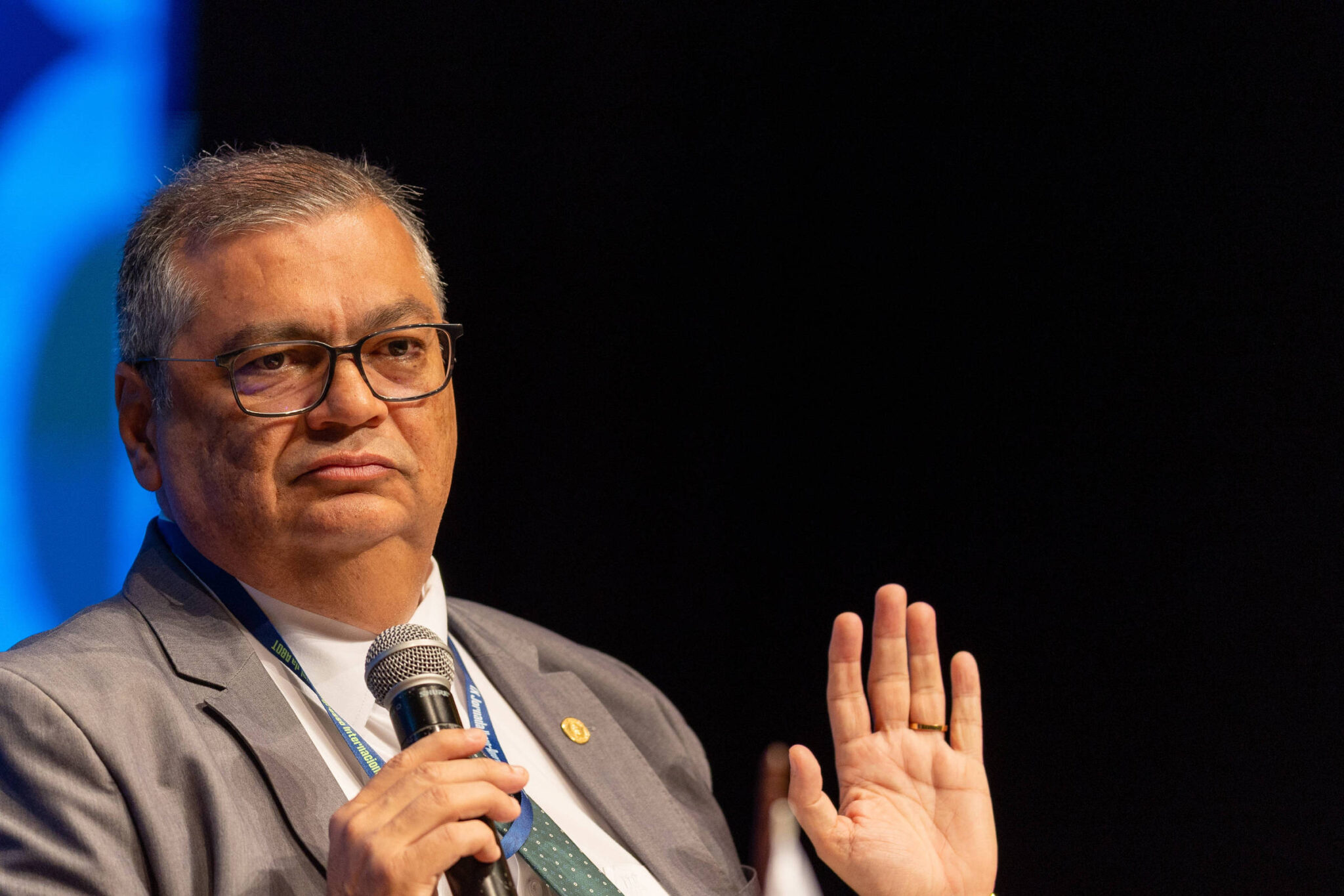 decisao-de-dino-sobre-penduricalhos-e-vista-como-recado-a-fachin-e-expoe-embate-no-stf