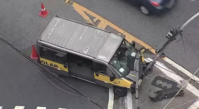 van-escolar-atinge-semaforo-na-avenida-nova-cantareira-e-deixa-dois-feridos
