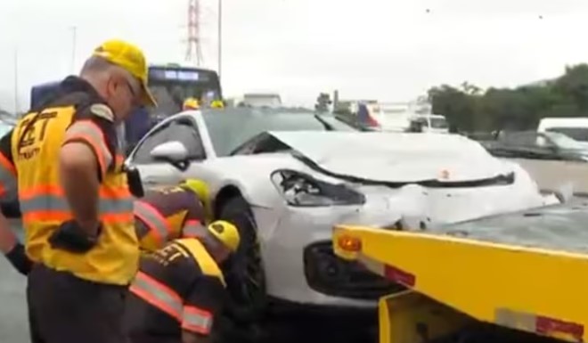 carro-de-luxo-e-abandonado-apos-colisao-na-marginal-tiete;-policia-apura-tentativas-de-retirada