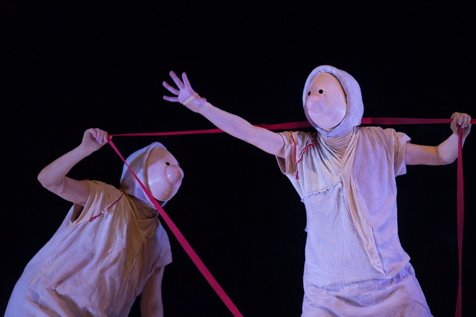 espetaculo-infantil-“entre-mundos”-apresenta-aventura-sensorial-com-mascaras-em-sao-paulo