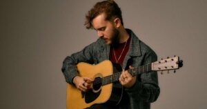 conheca-rafael-witt,-o-cantor-que-abriu-os-shows-do-the-lumineers-no-brasil