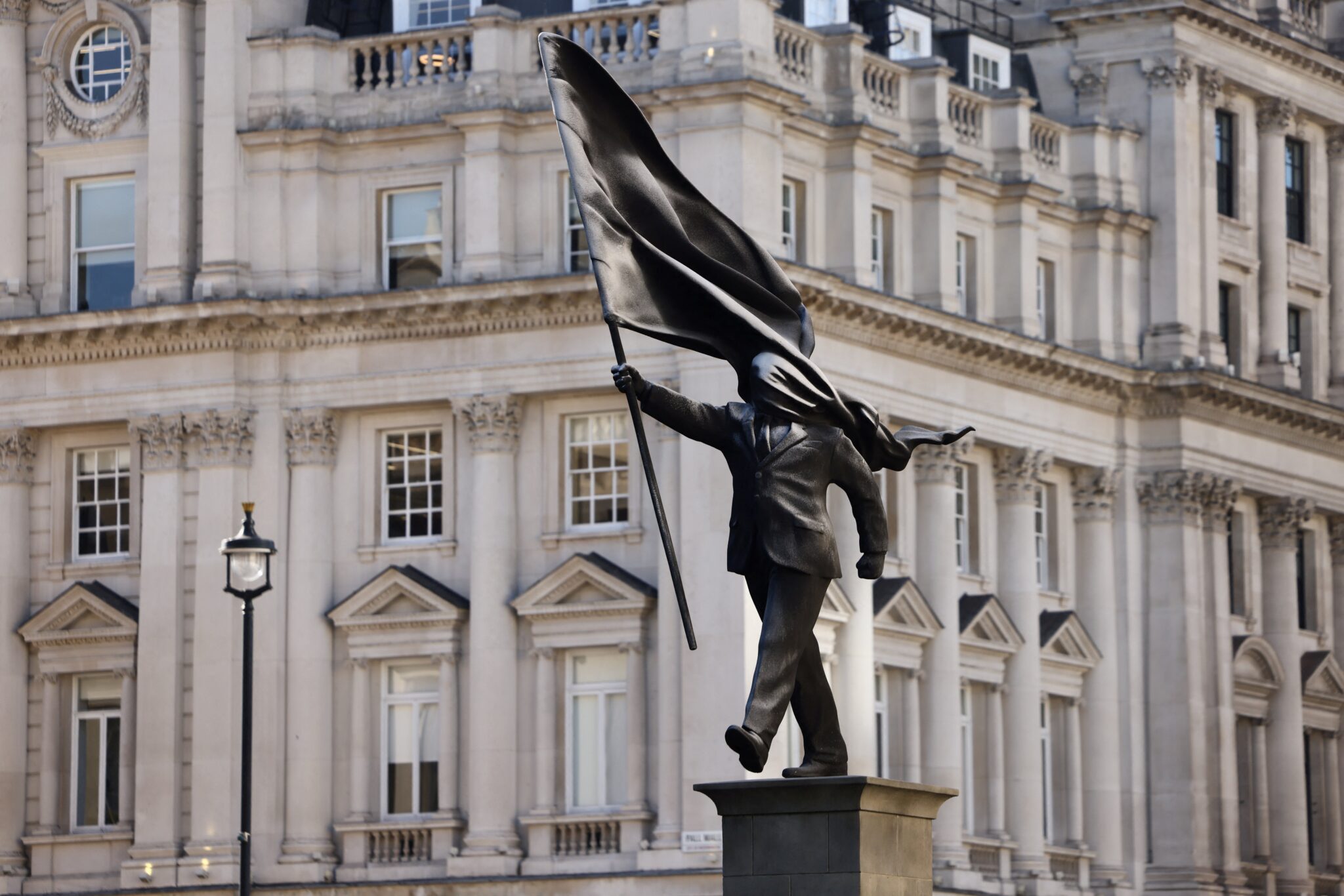 autoridades-de-londres-nao-vao-remover-estatua-de-banksy-instalada-perto-do-the-mall