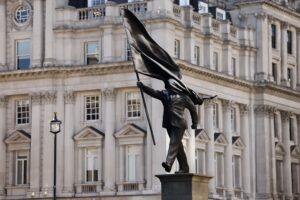 autoridades-de-londres-nao-vao-remover-estatua-de-banksy-instalada-perto-do-the-mall