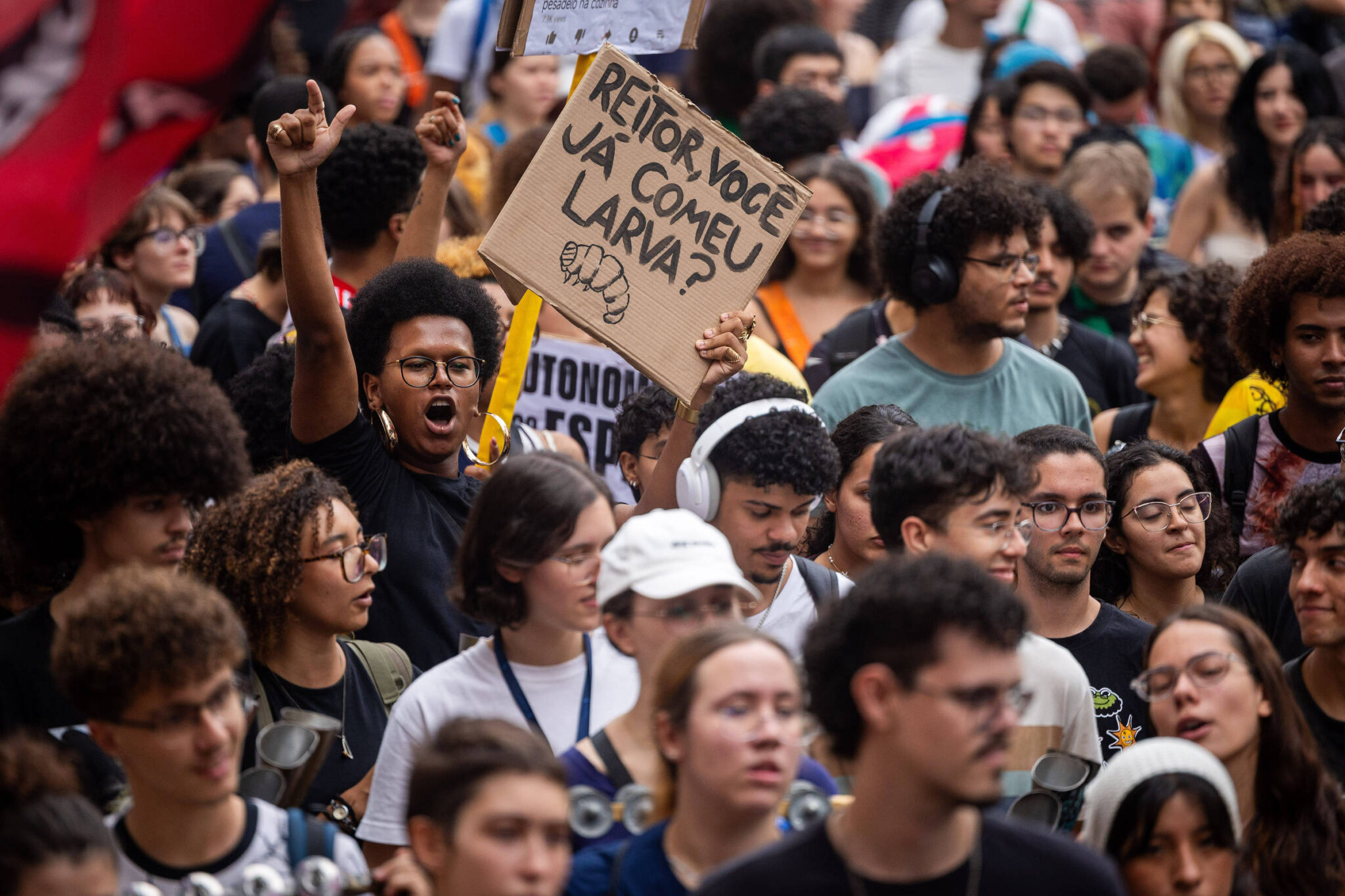 alunos-da-usp-bloqueiam-reitoria-e-pedem-reabertura-de-negociacao