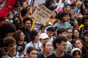 alunos-da-usp-bloqueiam-reitoria-e-pedem-reabertura-de-negociacao