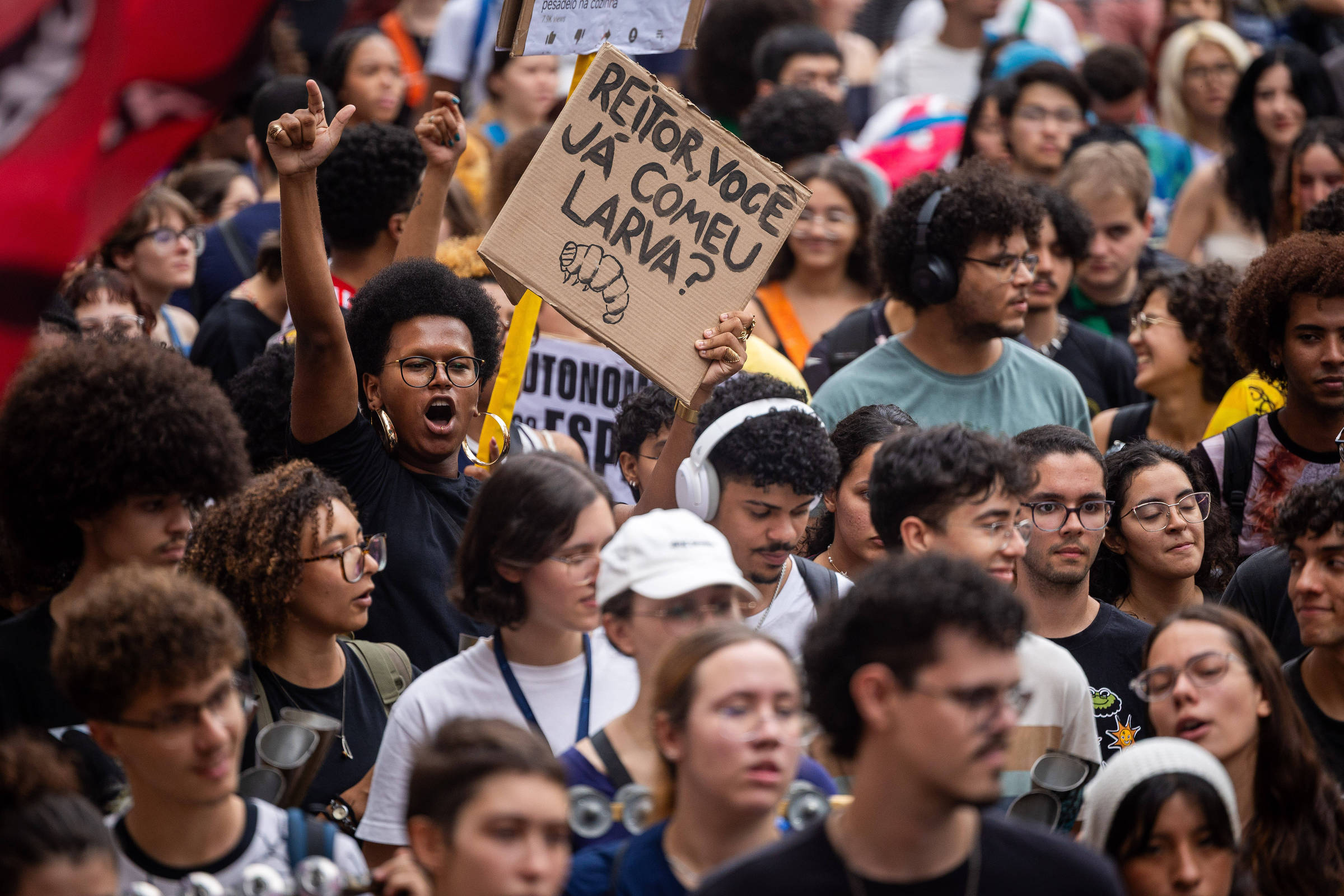 alunos-da-usp-bloqueiam-reitoria-e-pedem-reabertura-de-negociacao