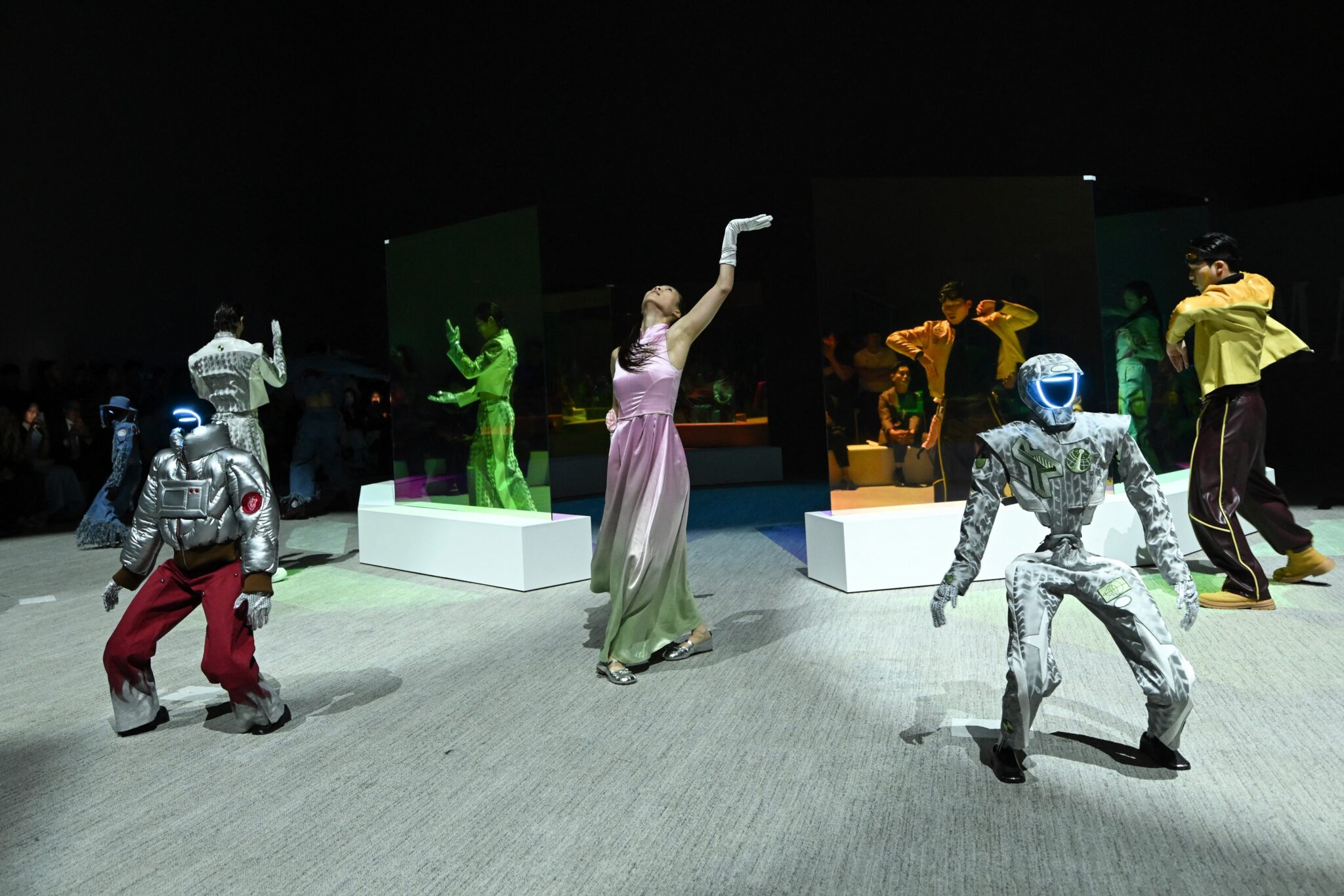 modelos-e-robos-compartilham-passarela-em-seul