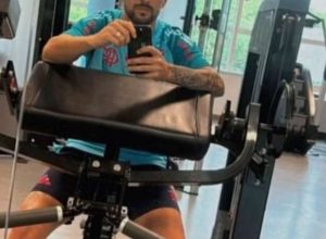 arrascaeta-posta-foto-com-gelo-no-joelho-e-preocupa-rubro-negros