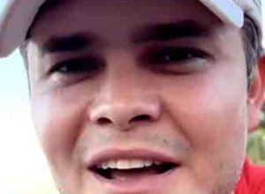 cantor-de-dupla-sertaneja-surpreende-noivos-e-faz-show-durante-casamento-na-praia