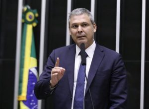 lindbergh-pede-investigacao-de-jair-e-flavio-bolsonaro-por-suposta-articulacao-com-trump