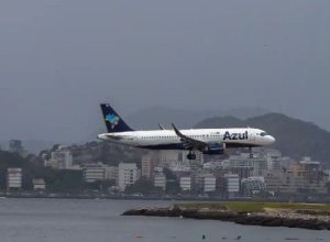 aviao-que-decolou-de-sp-sofre-despressurizacao-e-faz-pouso-de-emergencia-no-rio