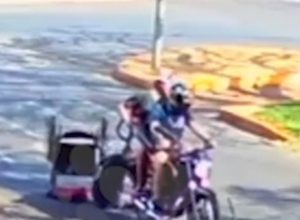 cadeirante-pega-‘rabeira’-em-moto-e-cai-no-meio-da-rua-em-maringa