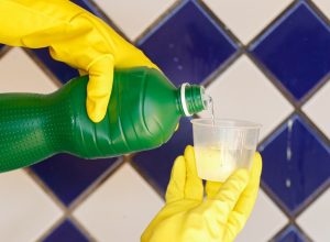 vai-limpar-a-casa?-nunca-misture-agua-sanitaria-e-alcool;-professores-explicam-por-que