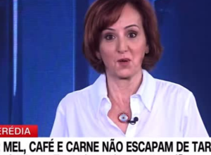 jornalista-tropeca-em-buraco-durante-participacao-ao-vivo-na-cnn;-assista