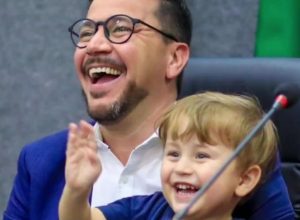 filho-de-deputado-rouba-a-cena-com-momento-de-fofura-na-alep