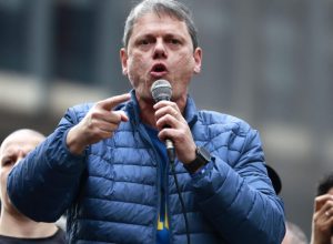 sem-bolsonaro,-tarcisio-sobe-ao-palco-e-gilmar-mendes-reage