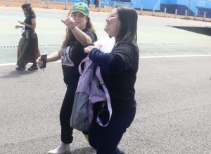 the-town:-fas-de-mariah-carey-levam-fraldas-para-nao-perder-lugar-no-show