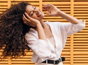 cachos-definidos:-5-dicas-para-realcar-a-curvatura-do-cabelo