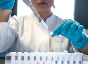 portas-fechadas:-como-o-flerte-com-ditaduras-esta-isolando-a-ciencia-brasileira