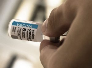 apos-cinco-anos-de-vacinacao,-covid-recua,-mas-ainda-preocupa