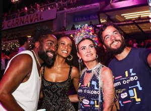 anitta,-fatima-bernardes-e-mais-famosos-curtem-desfile-das-campeas-na-sapucai;-confira