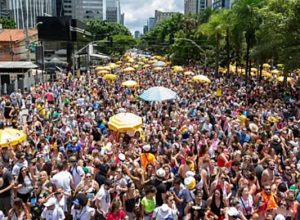 pedro-sampaio-arrasta-multidao-no-ibirapuera-com-hit-“jetski”-e-encerra-carnaval-de-rua-em-sp
