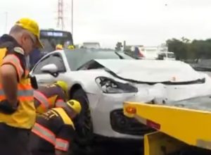 carro-de-luxo-e-abandonado-apos-colisao-na-marginal-tiete;-policia-apura-tentativas-de-retirada