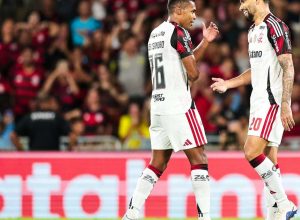 alex-sandro-parabeniza-companheiros-e-fala-sobre-final-contra-o-fluminense;-veja