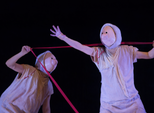 espetaculo-infantil-“entre-mundos”-apresenta-aventura-sensorial-com-mascaras-em-sao-paulo