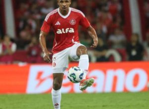ex-internacional-e-manchester-city,-fernando-anuncia-aposentadoria