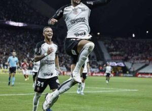 gustavo-henrique-celebra-100%-do-corinthians-e-explica-gol-inusitado:-“fui-feliz”