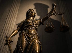 o-direito-como-instrumento-de-poder:-a-escalada-ao-autoritarismo