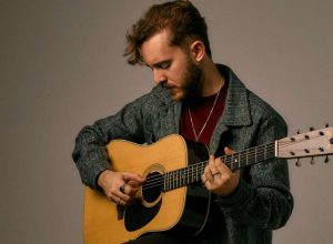 conheca-rafael-witt,-o-cantor-que-abriu-os-shows-do-the-lumineers-no-brasil