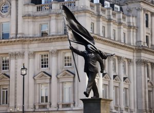 autoridades-de-londres-nao-vao-remover-estatua-de-banksy-instalada-perto-do-the-mall