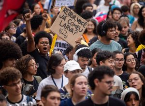 alunos-da-usp-bloqueiam-reitoria-e-pedem-reabertura-de-negociacao