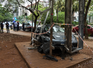 porsche-invade-calcada-e-destroi-academia-publica-no-itaim-bibi