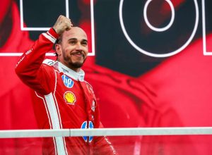 f1:-lewis-hamilton-vence-o-gp-de-barcelona-e-conquista-primeira-vitoria-pela-ferrari